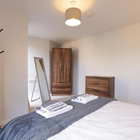 Southbank Leeds Apartment. New! With Free Parking ภายนอก รูปภาพ